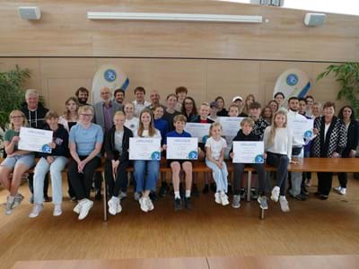 Schulradeln 2025 Eine starke Truppe: die prämierten Schülerinnen und Schüler mit Lehrern beim Schulradeln 2025 sowie mit Landrätin Andrea Jochner-Weiß und den Aktionskoordinatoren