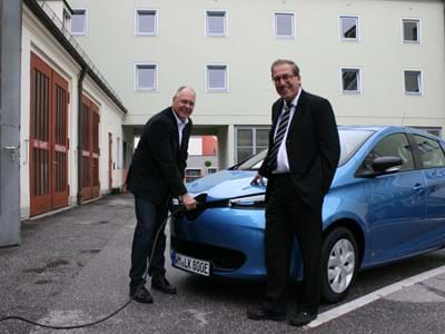 Stellvertretender Landrat Grehl und Kämmerer Merk beim Betanken des E-Mobils Stellvertretender Landrat Grehl und Kämmerer Merk beim Betanken des E-Mobils.