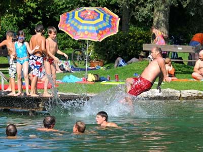 Oberhausen Badeweiher Mehrere Personen beim Baden im Oberhausener Badeweiher