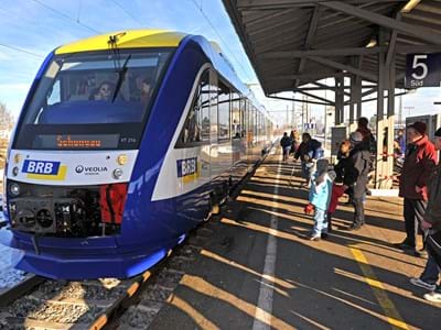 ÖPNV Weilheim BRB-Zug nach Schongau am Bahngleis Weilheim