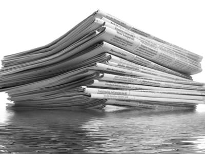 Stapel Zeitungen im Wasser liegend