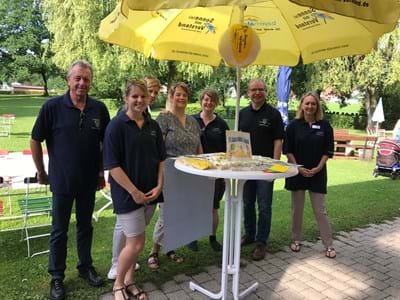 Infostand Sonnen mit Verstand Dr. Günther (2.v.r.)mit dem Team des Gesundheitsamtes unter einem Sonnenschirm beim Aktionstag im Wellenbad Peiting am 02.08.2017