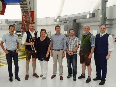 Besuch Walch im Radom Die Vertreter der beiden Landkreise vlnr.: Sepp Bauer (persönlicher Referent des Landrats Walch), Kreisrat und (Trom)peter Ostenrieder, Landrätin Andrea Jochner-Weiß, Landrat Siegfried Walch, Rene Jakob (Geschäftsführer Radom GmbH), Lothar Wagner (Geschäftsleiter Landratsamt Traunstein), Georg Leis (Geschäftsleiter Landratsamt Weilheim-Schongau) im Radom