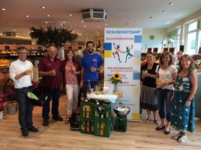 Infostand Suchtpraevention des Gesundheitsamts v.l.n.r.: ein Kunde, Michael Sendl, Karin Sendl ( beide von Bio-Michl) Martin Heinrich (Jugendhaus Come-In), Anika Schmidt (Gesundheitsamt Weilheim), eine Kundin, Petra Regauer (Gesundheitsamt Weilheim) in den Geschäftsräumen von Bio Michl