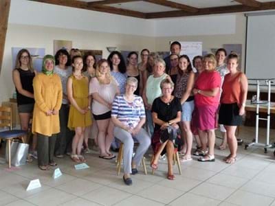 Infoveranstaltung Inklusion Teilnehmerinnen mit zwei Referentinnen
sitzend, links: Frau Irmgard Haag, Inklusionsfachkraft, Montessoripädagogin
sitzend, rechts: Frau Anne Pulkkinen, Kindergartenlehrerin (Finnland), Supervisorin