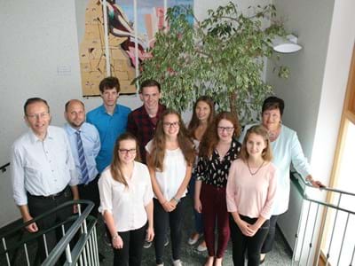 Die neuen Auszubildenden am Landratsamt v.l.n.r.: Ausbildungsbeauftragter Xaver Kastl, Voker Emde, Moritz Fabian, Lea Erhard, Thomas Bauer, Manuela Kotz, Claudia Teichert, Laura Szewczyk, Verena Epp und Landrätin Andrea Jochner-Weiß