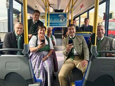 WLAN-Freischaltung MdL Harald Kühn, 3. Bgm. Penzberg Ludwig Schmuck, Landrätin Andrea Jochner-Weiß, Finanzminister Markus Söder, 1. Bgm. Weilheim Markus Loth