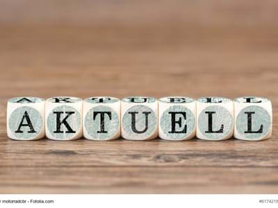 Aktuell Sieben Würfel mit Beschriftung AKTUELL