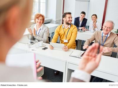 Mehrere Personen in einem Schulungsraum
