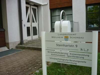 Eingangsschild Landratsamt Gebäude Stainhartstraße 9