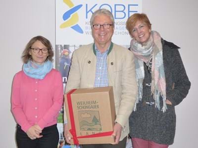 KOBE Gewinner Herr und Frau Huber v.l.n.r.: Utta Pollmeir von der KOBE Weilheim-Schongau mit den Gewinnern Herrn und Frau Huber