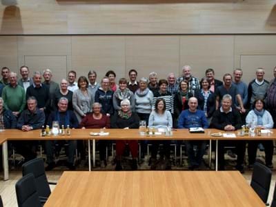 Gruppenfoto KOBE Utta Pollmeier von der KOBE (3.v.r. 1.Reihe stehend) und Referent Karl Bosch 84.v.r. 2.Reihe stehend) mit den Teilnehmern des Vereinsforums am 09. November 2017