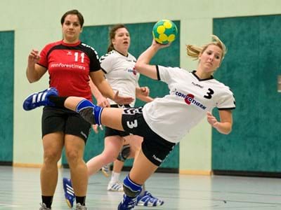 Handballspiel Oberhausen Aichach Drei Mädchen beim Handballspiel