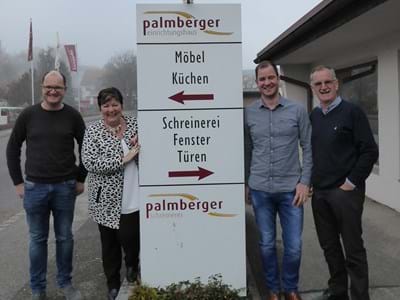 Firmenbesuch Palmberger Franz Palmberger (r.) mit seine Söhnen Martin und Thomas und Landrätin Andrea Jochner-Weiß