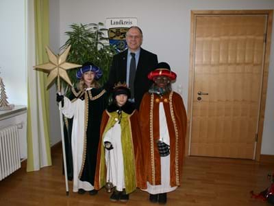 Die Sternsinger Lara Hitzler, Livia Traub, Helene Traub mit stellvertretenden Landrat Karl-Heinz Grehl