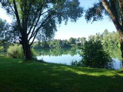 Raisting - Raistinger Weiher - Uferbereich mit Weiher