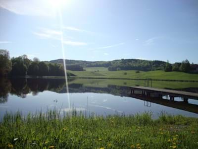 Steingaden Bismarckweiher - Badeweiher mit Steg in Voralpenlandschaft