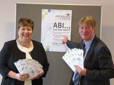 Landrätin Andrea Jochner-Weiß und Robert Christian Mayer vor dem Plakat des Hochschulforums Landrätin Andrea Jochner-Weiß und Robert Christian Mayer vor dem Plakat des Hochschulforums mit Flyern in der Hand