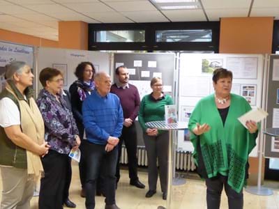 Eröffnung der Ausstellung Älter werden im Landkreis Weilheim-Schongau Landrätin Andrea Jochner-Weiß mit Gästen bei der Ausstellungseröffnung