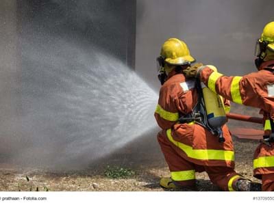 Feuerwehrmänner Zwei Feuerwehrmänner bei Löschareiten