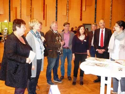 Messerundgang Hochschulforum Messerundgang Hochschulforum - Landrätin Andrea Jochner-Weiß, Adelheid Meyer (Arbeitskreis Schule-Wirtschaft), Robert Christian Meyer (Arbeitskreis Schule-Wirtschaft), Dr. Michale Rapp (stellv. Landrat Garmisch-Partenkirchen), 2. Bürgermeister der Stadt Weilheim Horst Martin, Judith Dangel (Regionalmanagement), Andreas Ross (Wirtschaftsförderer Landkreis Bad Tölz-Wolfratshausen) zbd Josef Koch (Vorsitzender Arbeitskreis Schule-Wirtschaft)
