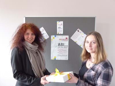 Die glückliche Gewinnerin des Tablets Christiane Wurm (Landratsamt Weiheim-Schongau-Kreisentwicklung/Wirtschaftförderung und Gewinnerin Alicia Barth