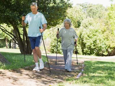 Walking Zwei Personen beim Walken