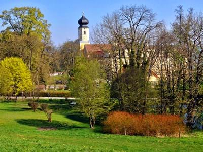 Blick auf Bernried - Kirche