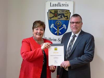 Landrätin Andrea Jochner-Weiß und Dirk Munker mit dem Umweltpakt Landrätin Andrea Jochner-Weiß und Dirk Munker