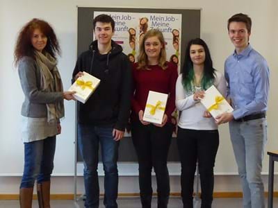 Preisübergabe auf der Jobmesse Christiane Wurm, Wirtschaftsförderung, Jakob Thurl. Sandra weiß, Laura Biselli und Julius Ferg, Landratsamt Weilheim-Schongau