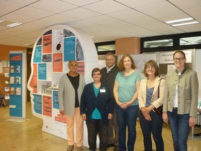 Demenzausstellung v.l.n.r.: stellv. Landrätin Regina Bartusch, Antje Lau (Alzheimer Gesellschaft), MdL Harald Kühn, Jenny Ott (Gesundheitsamt Weilheim-Schongau), Brigitte Holeczek (Seniorenbeauftragte Stadt Weilheim), Bezirks- und Kreisrätin Alexandra Bertl