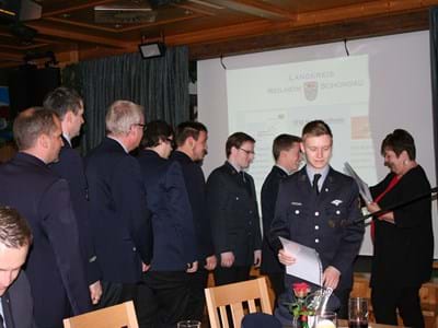 Feuerwehrleute bei der Ehrenamtskartenverleihung Feuerwehrleute bei der Ehrenamtskartenverleihung durch Frau Landrätin Andrea Jochner-Weiß