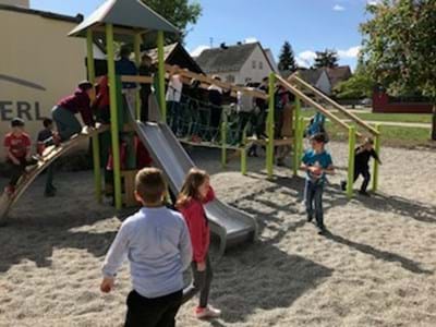 Die neuen Spielgeräten in der Schule am Gögerl Kinder an den neuen Spielgeräten in der Schule am Gögerl