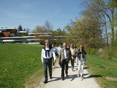 Ortsrundgang in Bernried Bürgermeister Josef Steigenberg beim Ortsrundgang in Bernried mit den Parnter
