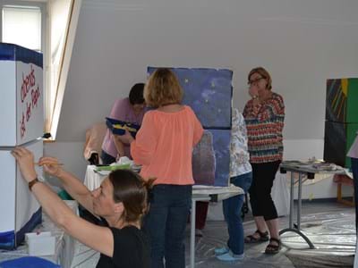53-Selbsthilfebuero.JPG Vorbereitung für den Aktiontag mit Kartons
