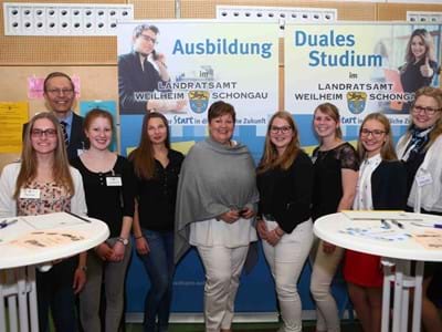 Landrätin Andrea Jocher-Weiß mit Mitarbeitern des Peronalamtes und Auszubildenen des Landratsamtes Landrätin Andrea Jocher-Weiß (m) mit Mitarbeitern des Peronalamtes und Auszubildenen des Landratsamtes