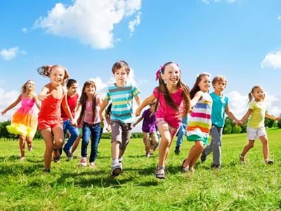 KJGD-Bild Viele Kinder laufen auf einer Wiese