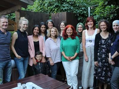Koki Elterntalk v.l.n.r.: Johannes Lehnert u. Christina Daisenberger vom Amt für Jugend und Famlie mit den Modeeratorinnen und den Regionalbeauftragten Gabriele Jocher (5.v.r.) znd Brigitte Einzmann (2.v.r.)
