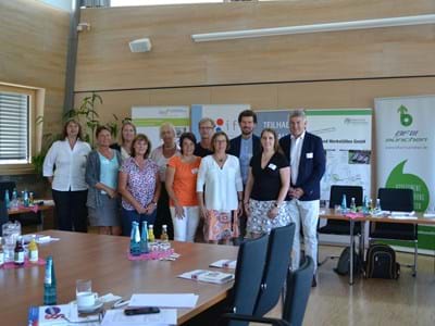 BTHG Fortbildung Vertreter des Arbeitskreis Arbeit mit Carolin altmann von der bayer. Staatsregierung (li.), Vortragende Frau Dr. Ursula Pitzner (3.v.l.) und Bezirkstagsvizepräsident Michael Asam (re.)