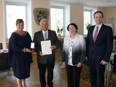 Ehrung Valentin III Landrätin Andrea Jochner-Weiß, Dietmar und Ingrid Valentin, Bürgermeister Georg Leis