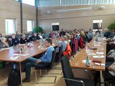 FamBuero Viele Personen an Tischen