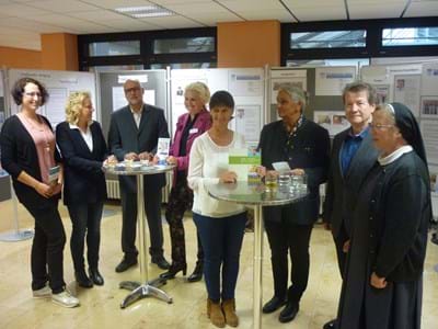 Hospiz (1) vl.n.r.: Stefanie Hör, Christl Pilz, Dr. Christian Sänger, Sandra Buchner, Sabine Gössl, Regina Bartusch, Dr. Wilhelm Fischer, Sr. Angela Kirschensteiner