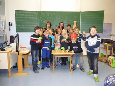 Bioenergietag an der Grundschule Steingaden Klimaschutz zum Anfassen: die Klasse 4B der Grundschule Steingaden mit Klassenlehrerin Frau Heller, Bildungsreferentin Garnet Wachsmann (EWO) und Klimaschutzmanagerin Judith Dangel