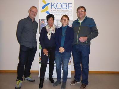 Teilnehmer KOBE Vereinscoaching Teilnehmer KOBE Vereinscoaching - Gerd Veit und Beate Maier vom Leseraten Pfaffenwinkel e.V. Utta Pollmeier (Landratsamt KOBE) und Karl Bosch (Coach)