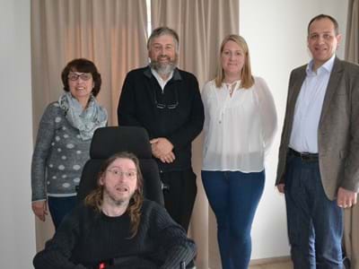 Teilnehmer Vortrag zur Digitalen Barrierefreiheit Albertine Kapfer, Behindertenbeauftragte Raisting (links), Katharina Droms, Behindertenbeauftragte des Landkreises Weilheim-Schongau und Raistings Bürgermeister Martin Höck (rechts)
In der Mitte stehend und sitzend: Alexander Pelka und Josef Plötz von der Pfenningparade