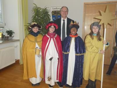 Sternsinger v.l.: Antonia Entenmann, Alicia Bawab, Korbinian Entenmann, Karolina Kronas mit dem stellv. Landrat Karl-Heinz Grehl