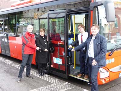 Bayern WLAN Freischaltung M. Plonner (Landratsamt), Landrätin Andrea Jochner-Weiß, Mitarbeiter RVO, R. Kreutzer (RVO Weilheim)