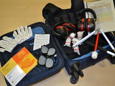 Koffer mit verschiedenen Materialien, z.B. Brille, Handschuhe