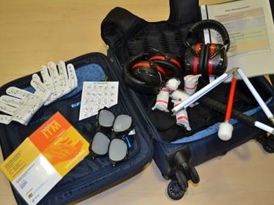 Bewusstseinskoffer Koffer mit verschiedenen Materialien, z.B. Brille, Handschuhe