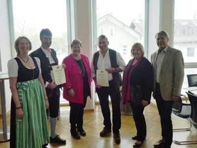 Feldgeschworene Ehepaar Greinwald, Landrätin Andrea Jochner-Weiß, Hubert Rößle, Verwaltungsdirektorin Frau Jais, Bürgermeister Essich